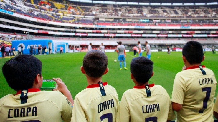 ¿Qué es el amor por un club?: Sensacional foto de un abuelo y su nieto americanista en el Azteca