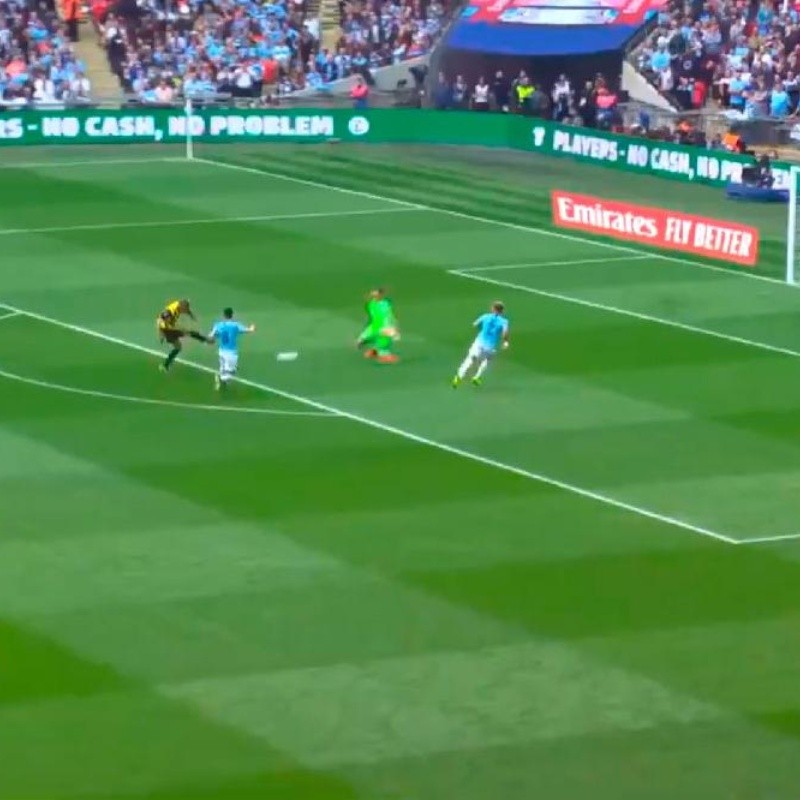 ¡Qué no se repita en la Copa América! Ederson le tapó un mano a mano a Pereyra en la final