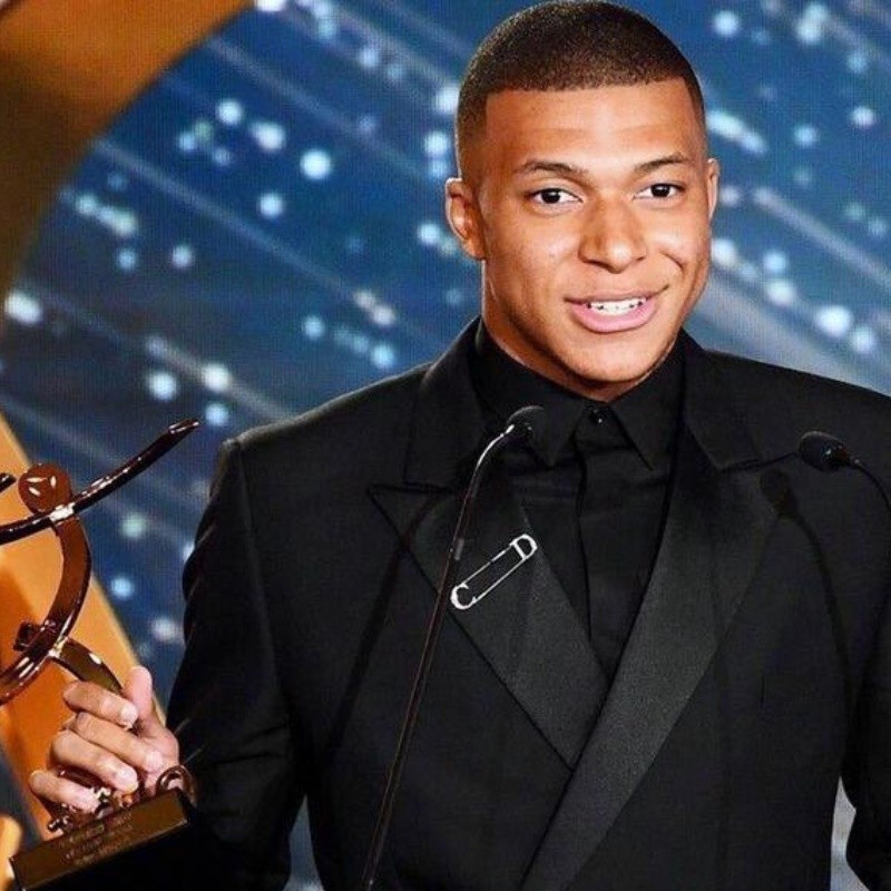 Mbappé recibió el premio al mejor jugador de Francia y puso a temblar al PSG con una frase