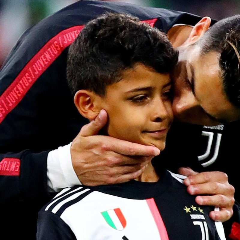 Cuidado, papá: Cristiano Ronaldo le pegó un trofeazo a su hijo Junior