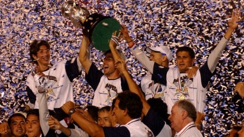 Pumas celebrando el título del Apertura 2004.