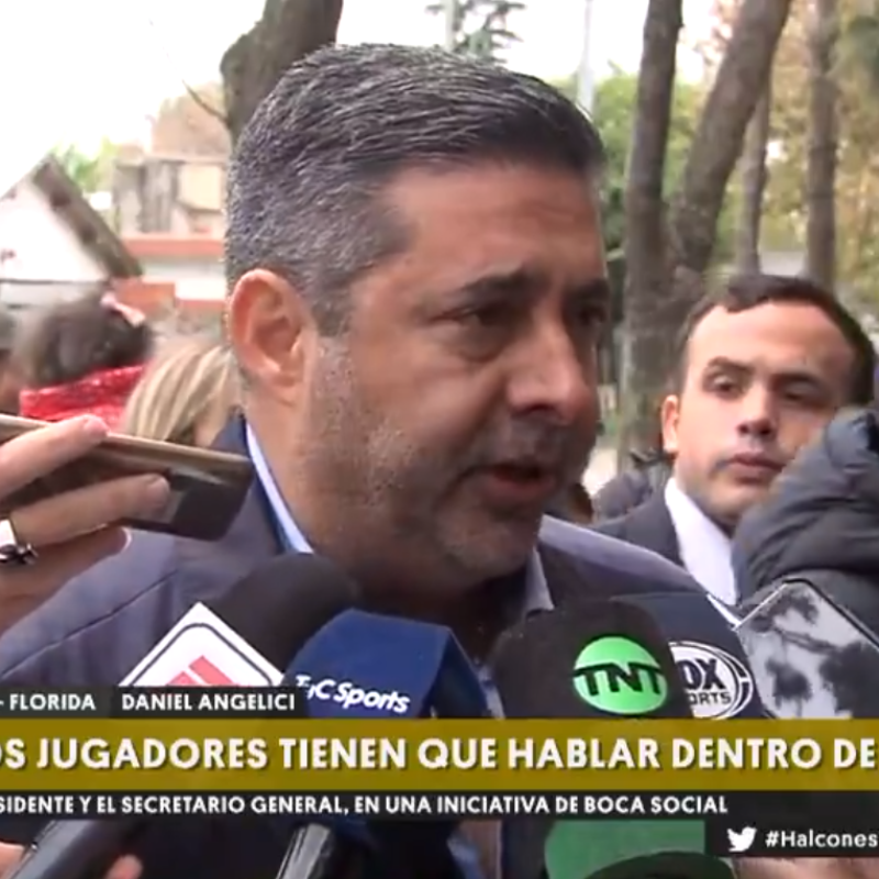 El mensaje de Angelici a los jugadores de Boca: "Tienen que hablar dentro de la cancha"