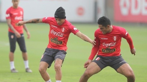 Yoshimar Yotún le da la "bienvenida" a Renato Tapia a Cruz Azul
