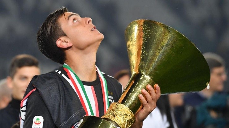 Dybala con el trofeo de la Coppa Italia.