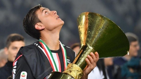 Dybala con el trofeo de la Coppa Italia.