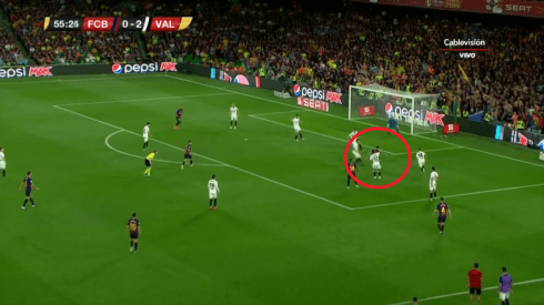 ¡Palo! Messi hizo una jugada imposible, le pegó de tres dedos y casi hace un golazo