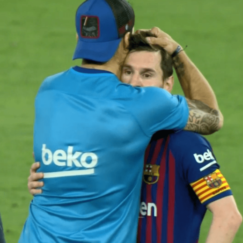 Lo que haríamos todos: Luis Suárez consoló a Messi con un fuerte abrazo