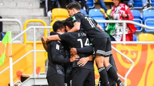 México celebrando su gol ante Italia.