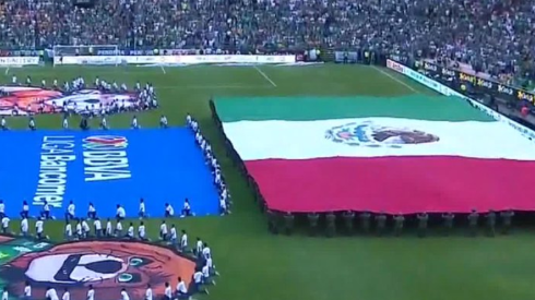 Emocionante Himno nacional en la previa a la Final en León