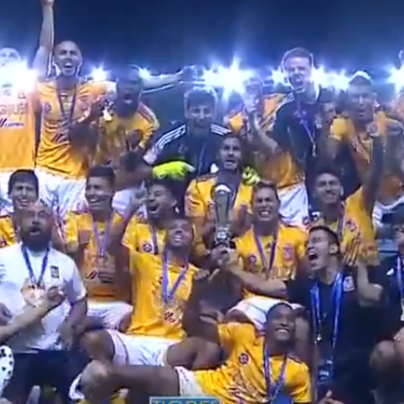 ¡El trofeo y las medallas para Tigres Campeón!