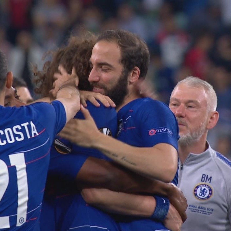 Video: David Luiz e Higuaín se fundieron en un abrazo tras su pelea