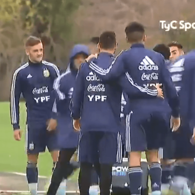 Esto es Messi: la Sub 17 entrenó con la Mayor y todos quisieron su foto con él