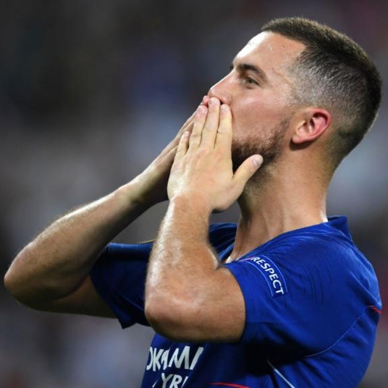 Foto: ¡Hazard se encontró con un hincha y posó con la camiseta del Real Madrid!