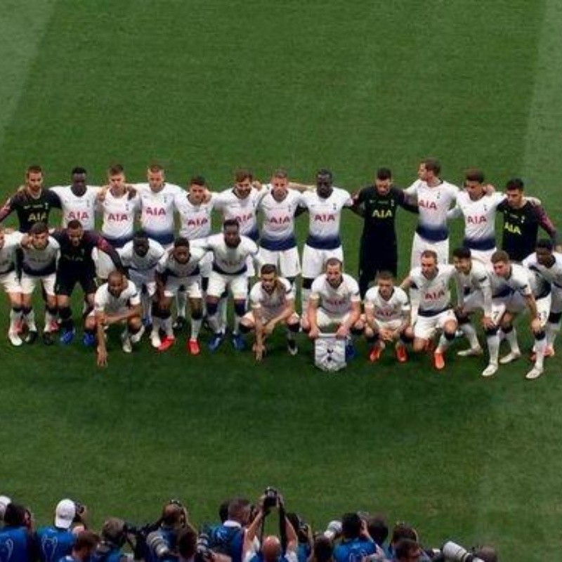 Al Tottenham no le importó nada y posó con todos sus jugadores para la foto