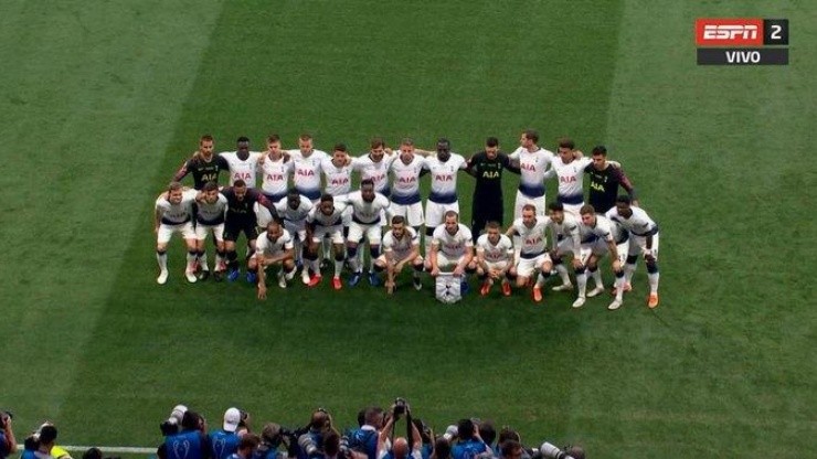 Al Tottenham no le importó nada y posó con todos sus jugadores para la foto