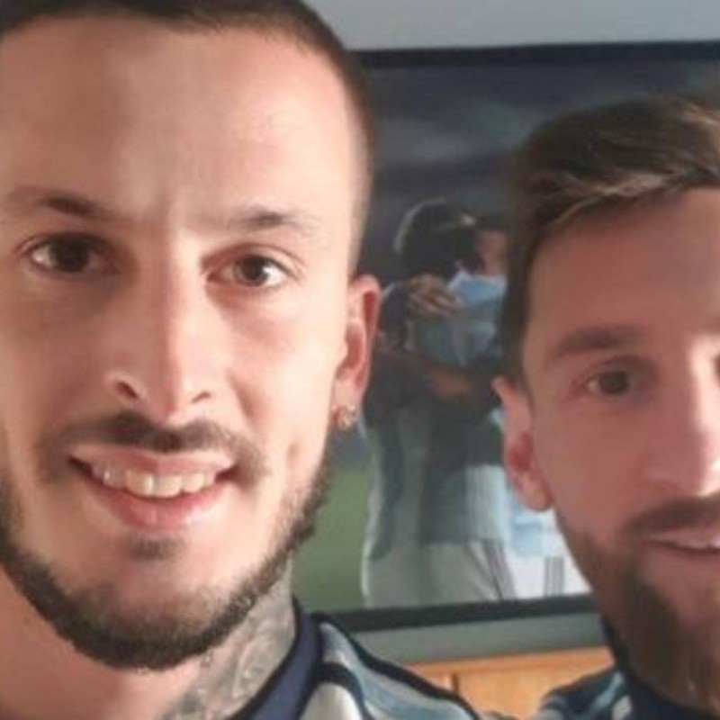 No está en la selección, pero Benedetto le tiró buena onda a Messi en plena conferencia de prensa