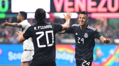 Roberto Alvarado celebrando su gol.