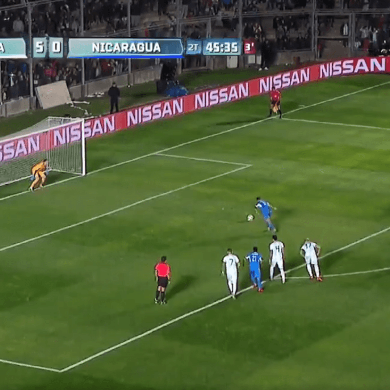 Otamendi hizo una mano gigante y Nicaragua descontó con un golazo de penal