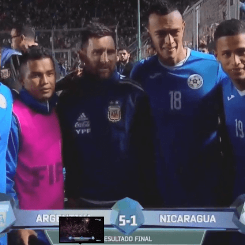 Terminó el partido y los jugadores de Nicaragua lo volvieron loco a Messi por una foto