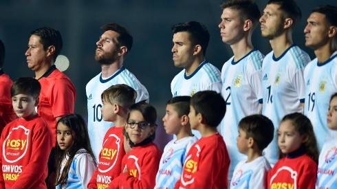Foto de Lionel Messi en el momento del himno.