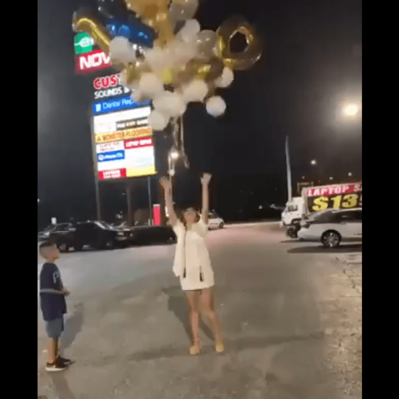 Video viral: ella nunca se enteró que tenía unos globos diabólicos en la mano