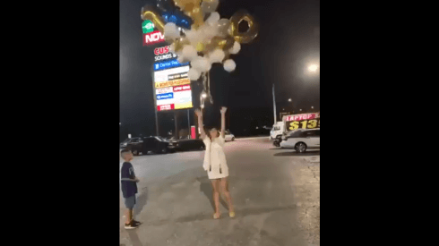 Video viral: ella nunca se enteró que tenía unos globos diabólicos en la mano