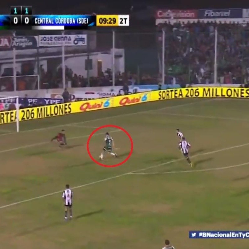 ¡Era el gol del ascenso! Orsini, de Sarmiento, quedó totalmente solo frente al arquero pero definió muy mal