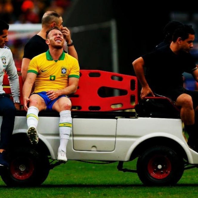 ¿Otra baja para Brasil? Arthur se fue de la cancha muy dolorido en el amistoso contra Honduras