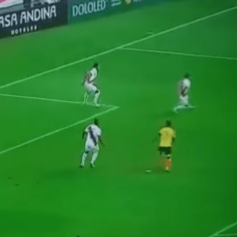 El latigazo de James Rodríguez que casi termina en gol de Colombia