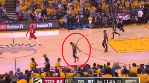 Lo que le faltaba a los Warriors: Stephen Curry se golpea y termina cojeando