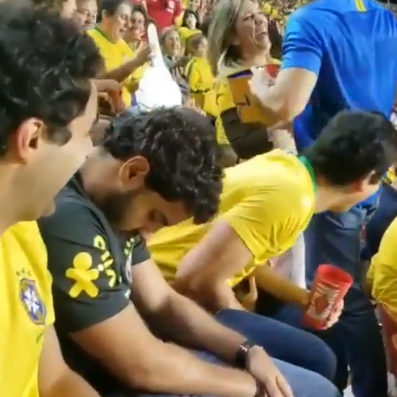 Se quedó dormido durante el partido de Brasil y todos se burlaron de él