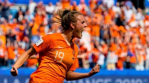 Jill Roord festejando un gol de Holanda