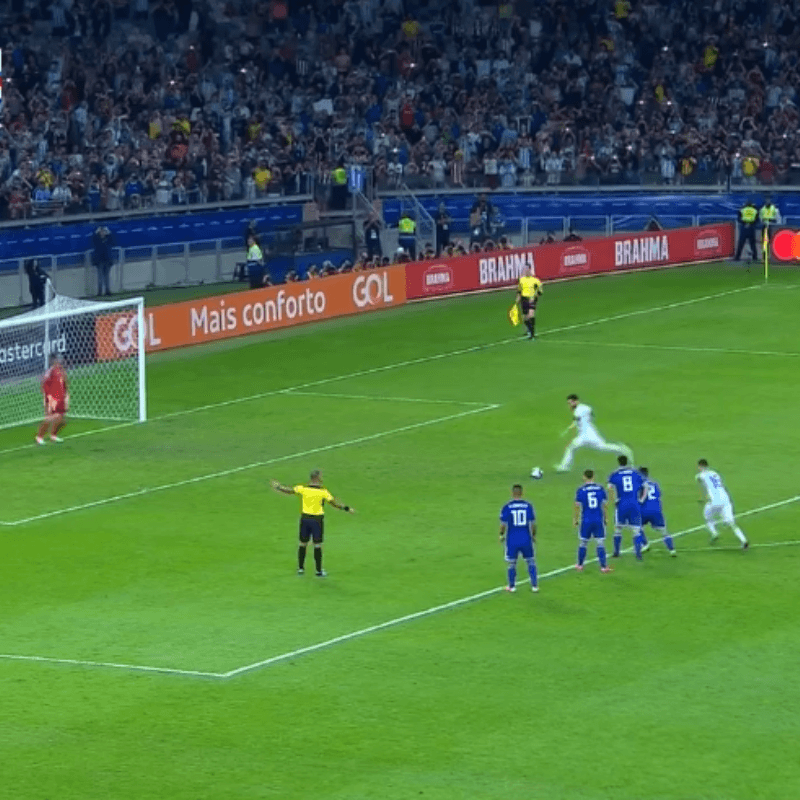 Aquí lo tienen a Messi: de penal, le pegó con mucha bronca para el empate de Argentina