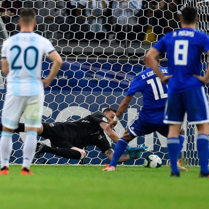 Atajó el penal, pero los números de Armani en la Selección Argentina son malos