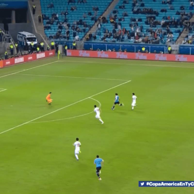 ¿Qué pasó, Edi? Cavani erró un mano a mano en la jugada previa al gol de Japón