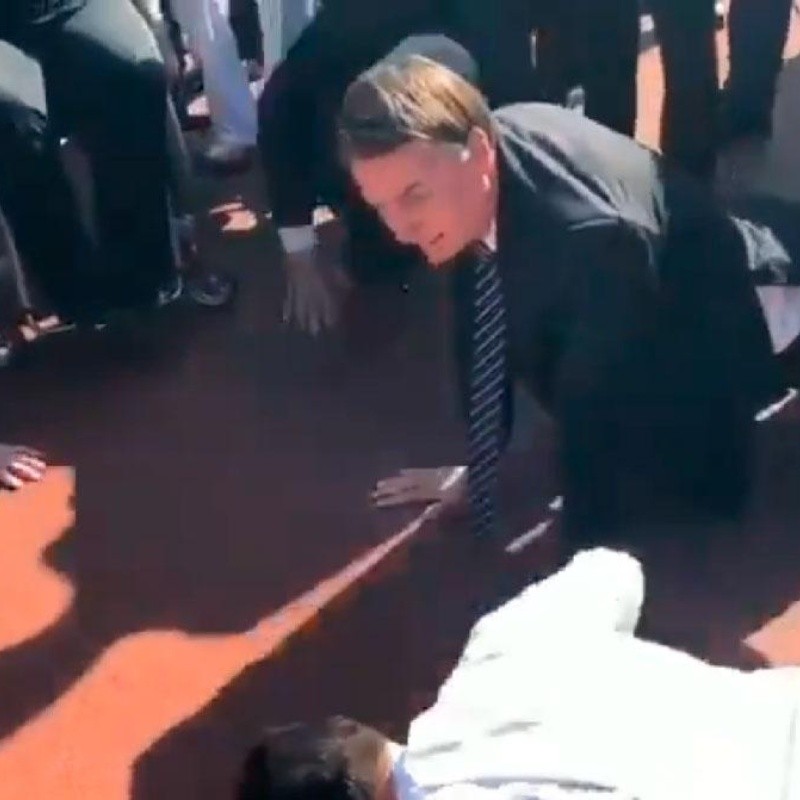 Usted es diabólico, Bolsonaro: el presidente de Brasil simuló hacer flexiones y el video se hizo viral