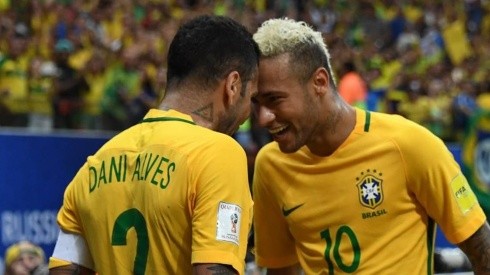 En el momento más difícil de Neymar, Dani Alves le escribió un emotivo mensaje