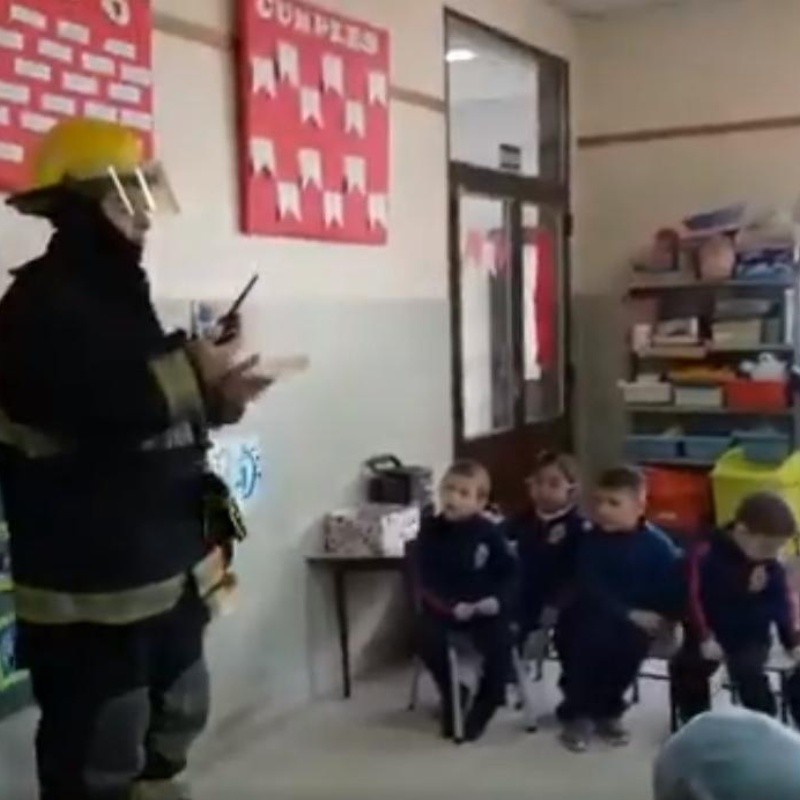 Video viral: un bombero fue a un jardín y la reacción de los nenes fue diabólica