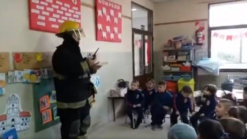 Video viral: un bombero fue a un jardín y la reacción de los nenes fue diabólica