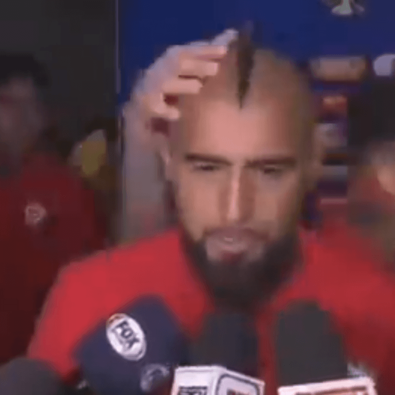 Arturo Vidal estaba en vivo y un compañero lo trolleó desde atrás