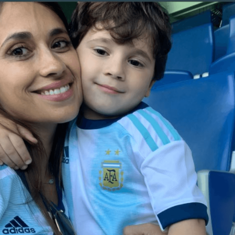 Derroche de dulzura: ahora Antonela subió selfie en el estadio con Mateo Messi