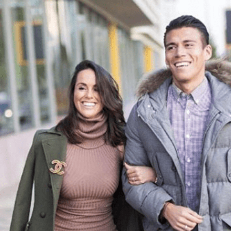 La foto más tierna del día: la pareja de Héctor Moreno y su hija, de la mano y con la playera del Tri