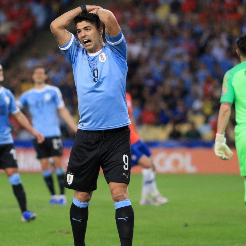 Un loco lindo: Luis Suárez pidió una mano adentro del área ¡del arquero de Chile!