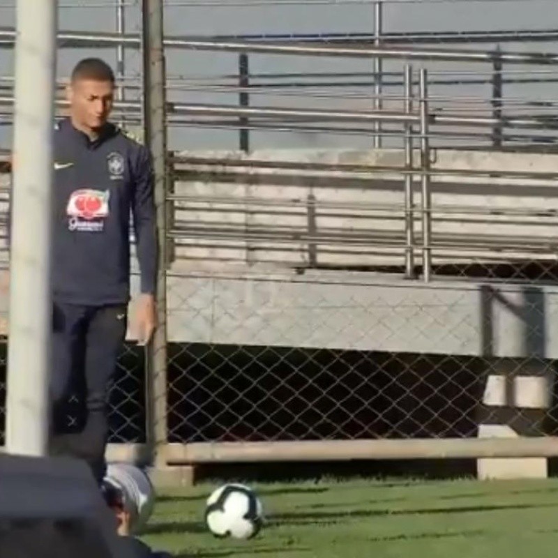 ¡Irreal! En el entrenamiento de Brasil, Richarlison metió un gol olímpico de tres dedos