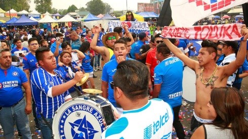 Aficionados de Cruz Azul en el Estadio Azteca.