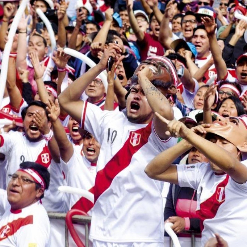 Hinchas peruanos hicieron un banderazo durante la última práctica de la Bicolor