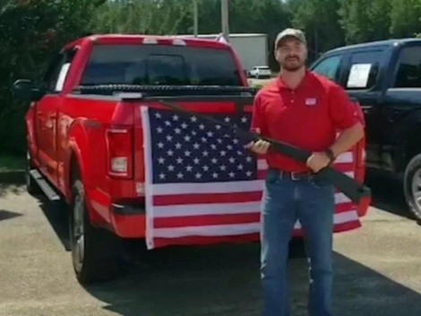 Solo en Estados Unidos: con la compra de un 0 km, regalan una escopeta, la Biblia y una bandera