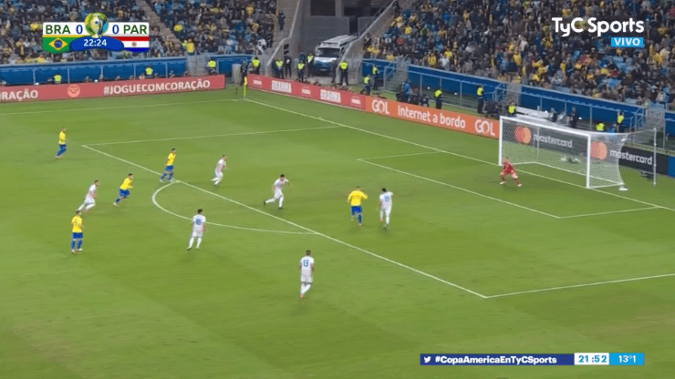 El cierre perfecto de Gustavo Gómez para evitar el gol de Firmino