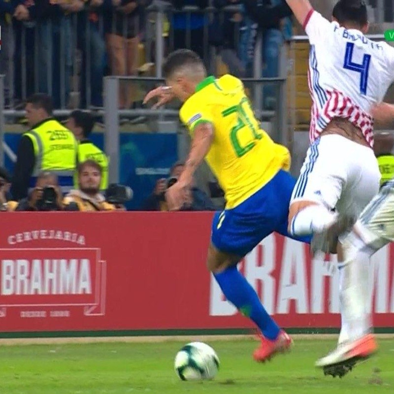 El VAR te da y te quita: le sacó un penal a Brasil pero le echó un jugador a Paraguay