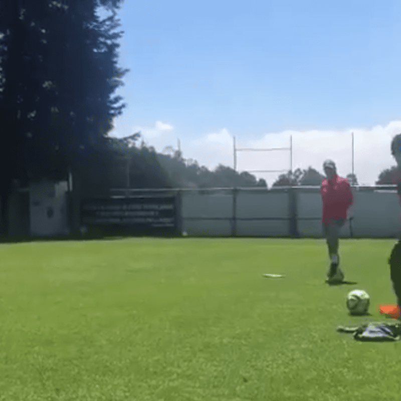 Un maestro: Felipe Pardo colgó del ángulo dos tiros libres seguidos en el entrenamiento del Toluca